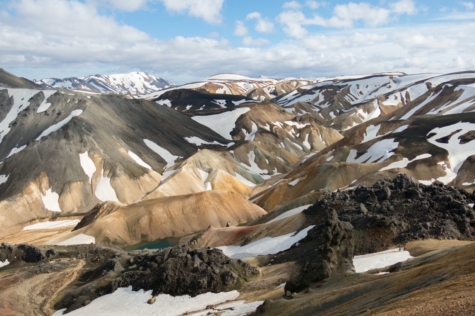 Snow-dusted mountains scatter the best hiking trail in Iceland