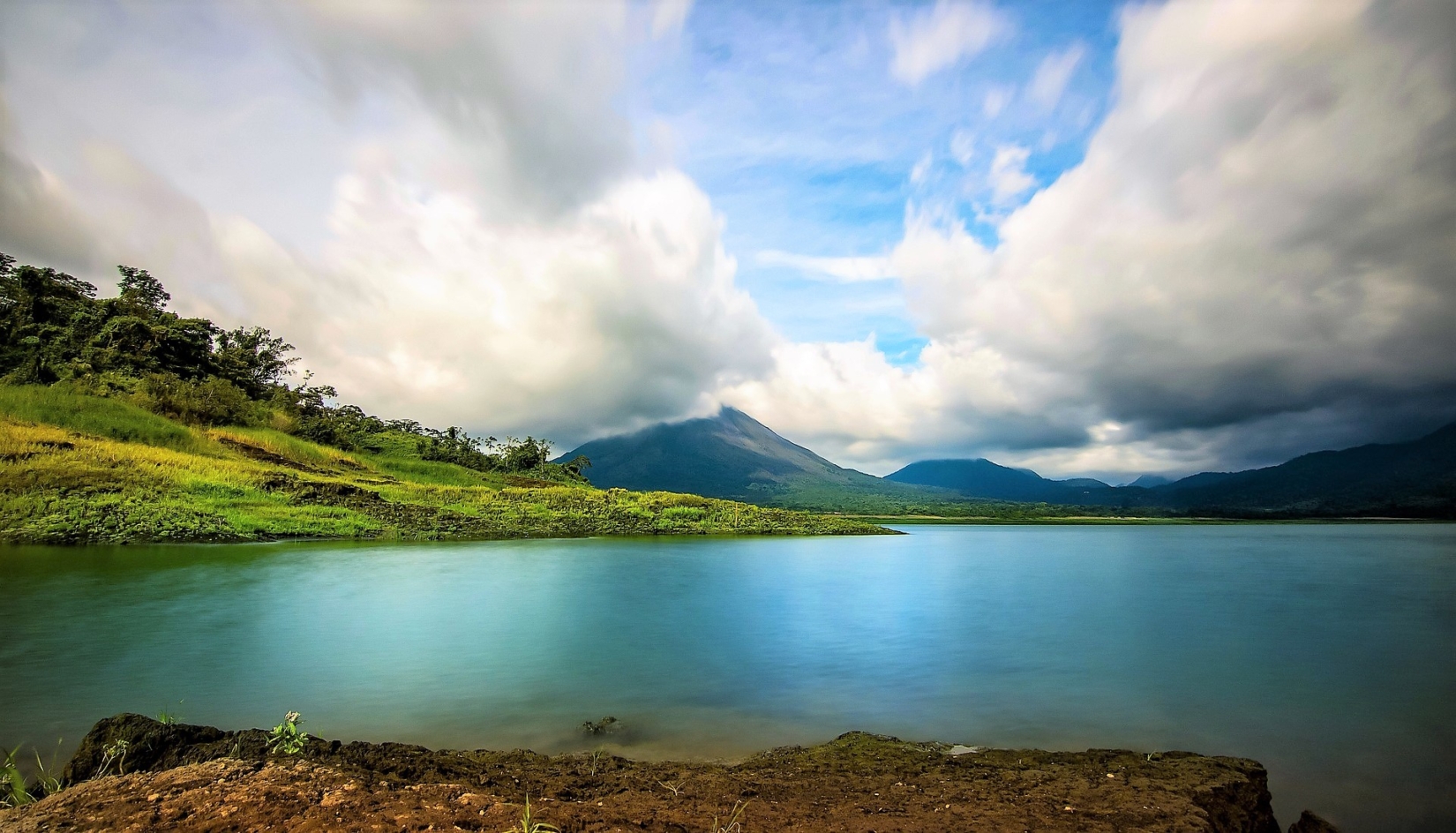 Landscape view of the turquoise colored Lake Arenal in Costa Rica
